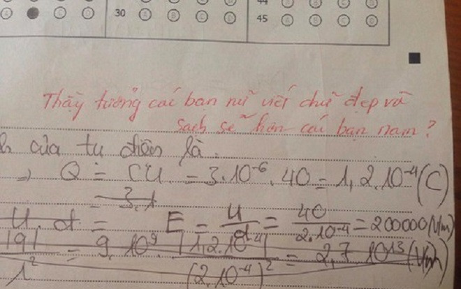 Chấm thi gặp nữ sinh sửa bài như 'gà bới', thầy giáo để lại lời phê cực 'gắt' khiến CĐM cười ngất Ảnh 2
