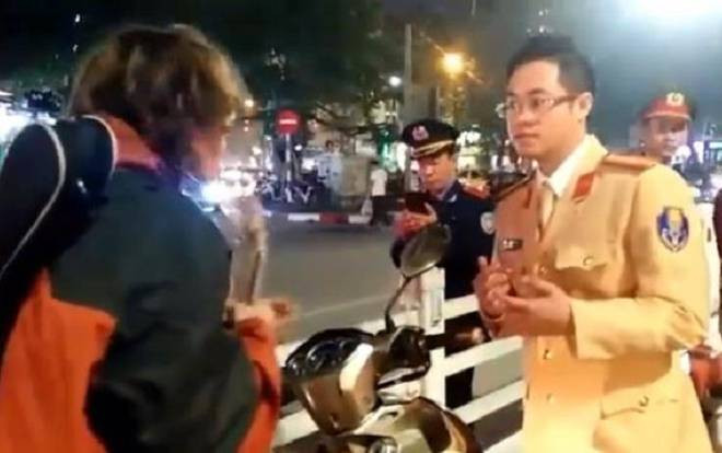 Trình độ học vấn 'không phải dạng vừa' của thiếu tá CSGT 'bắn' tiếng Anh xử lý thanh niên Tây phạm luật Ảnh 2