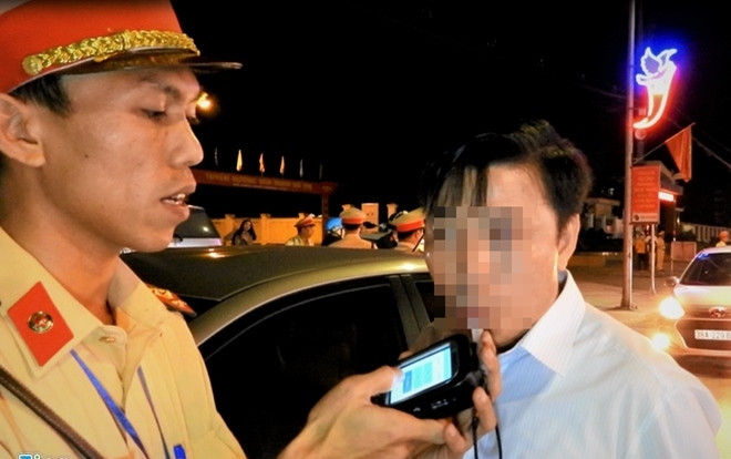 Trưởng khoa bệnh viện ở Hà Tĩnh bị xử phạt và báo về cơ quan vì vi phạm nồng độ cồn Ảnh 2