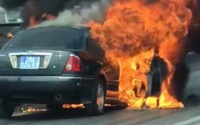 Ô tô biển xanh bốc cháy dữ dội trên đường vành đai 3 trên cao, một người chạy thoát ra ngoài Ảnh 2