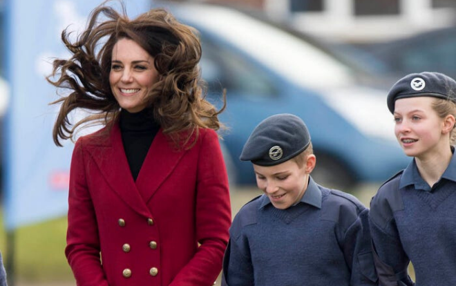 13 khoảnh khắc hài hước chứng minh Kate Middleton cũng giống mọi người vợ - người mẹ khác Ảnh 2