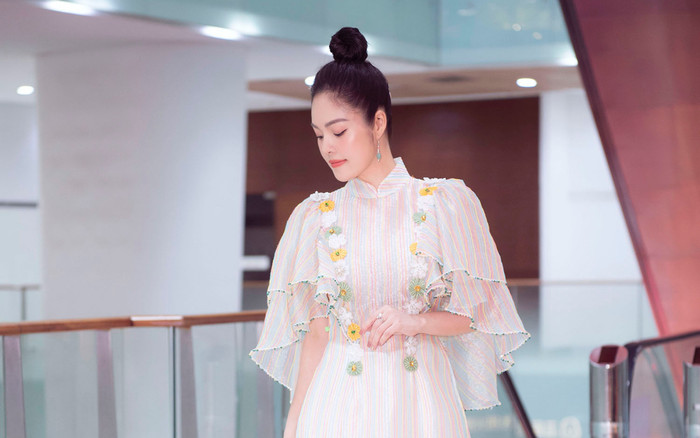 Dương Cẩm Lynh diện áo dài tha thướt, khoe nhan sắc dịu dàng chuẩn bị tuổi tứ tuần Ảnh 2