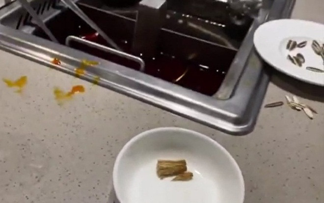 Đang ăn, tá hỏa phát hiện tàn thuốc lá trong nồi lẩu Ảnh 2