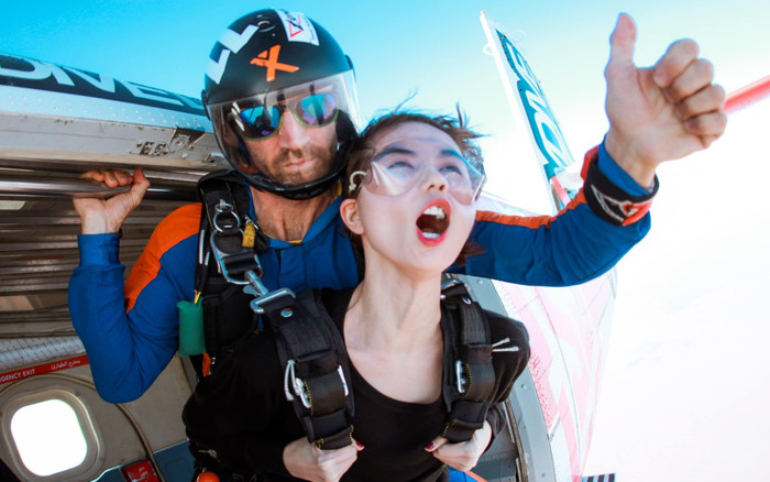 Giải trí cực đỉnh với muôn ngàn biểu cảm trước màn nhảy dù tại Dubai của Ngọc Trinh - Khắc Tiệp Ảnh 2