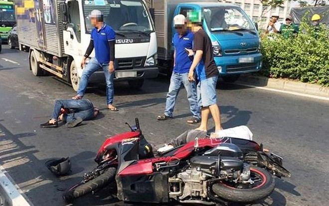 Bị truy đuổi sau khi cướp túi xách, 2 thanh niên bỏ chạy gặp tai nạn gây chấn thương nặng Ảnh 2