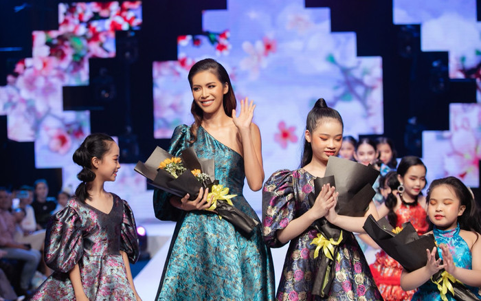 Minh Tú diện đầm lệch vai, dẫn đầu dàn mẫu nhí 'phá đảo' sàn diễn Ảnh 2