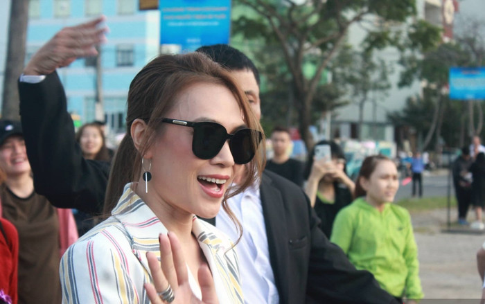 Họp fan 'sương sương', Mỹ Tâm bất ngờ được fan tặng hẳn… cặp nhẫn cưới Ảnh 2