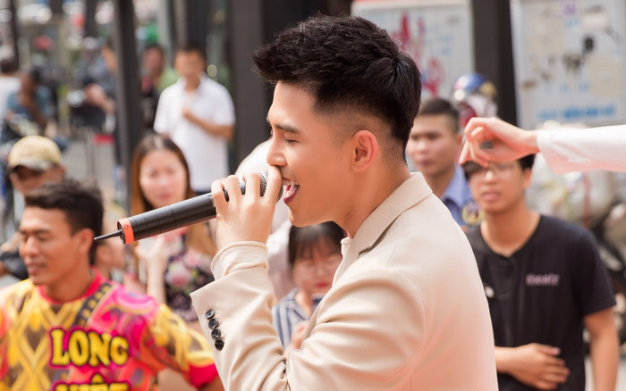 Will remix loạt hit, náo động góc phố trung tâm TP. HCM ngay ngày đầu năm Ảnh 2