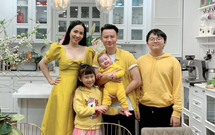 Gia đình Hoàng Bách mặc đồ vàng ton sur ton chuẩn bị đón Tết đến xuân về Ảnh 2