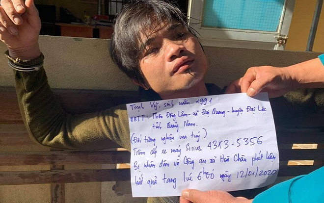 Kẻ nghiện ma túy đâm cha đánh con rồi trộm xe máy bên đường bị người dân vây bắt Ảnh 2