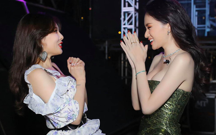 Fan share 'rần rần' khoảnh khắc 'chị chị em em' của Hương Giang và HyunA tại hậu trường sự kiện Ảnh 2