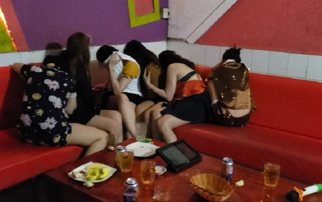 Phát hiện 7 nữ nhân viên khoả thân múa hát phục vụ khách karaoke Ảnh 2