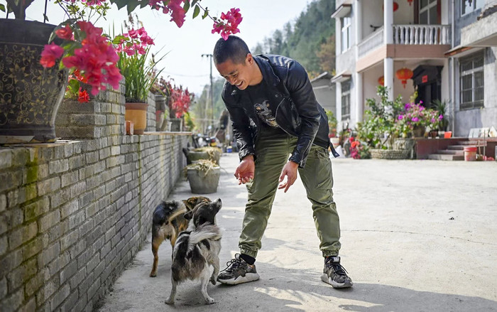 Người đàn ông Trung Quốc kiếm tiền tỷ, chạy xe sang nhờ làm vlog ở chốn thôn quê Ảnh 2