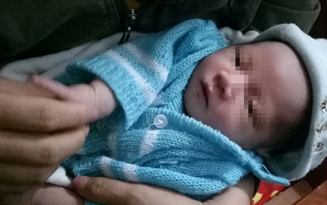 Bé trai 20 ngày tuổi bị bỏ rơi kèm theo lá thư đầy xúc động của người mẹ: ‘Mẹ mong con gặp được người yêu thương, nuôi nấng, dạy dỗ con nên người…’ Ảnh 2