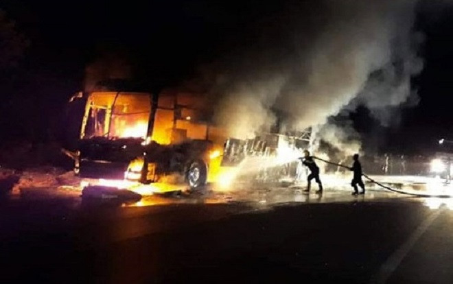 Xe khách giường nằm nổ lốp rồi bốc cháy dữ dội trên Quốc lộ 20 Ảnh 2