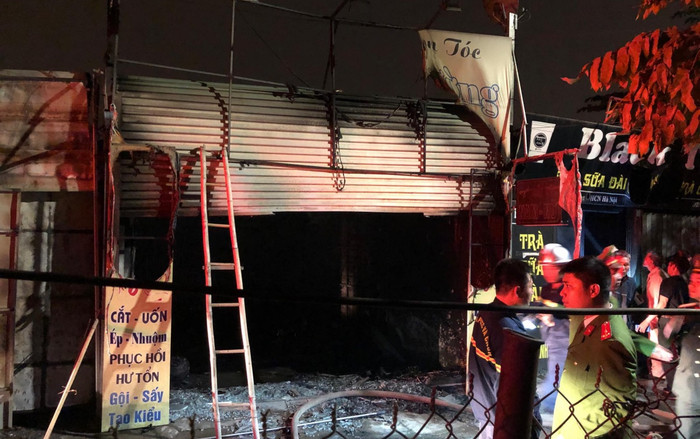 Hàng loạt quán gần Trường đại học Công nghiệp Hà Nội cháy lớn, nhiều thực khách đang ăn bún hốt hoảng tháo chạy Ảnh 2