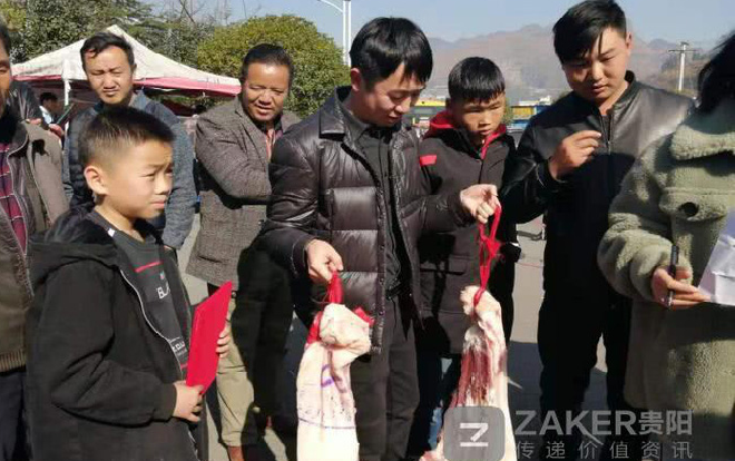 Trường học quyết định 'chơi lớn', phát thưởng cho học sinh giỏi bằng… thịt lợn Ảnh 2