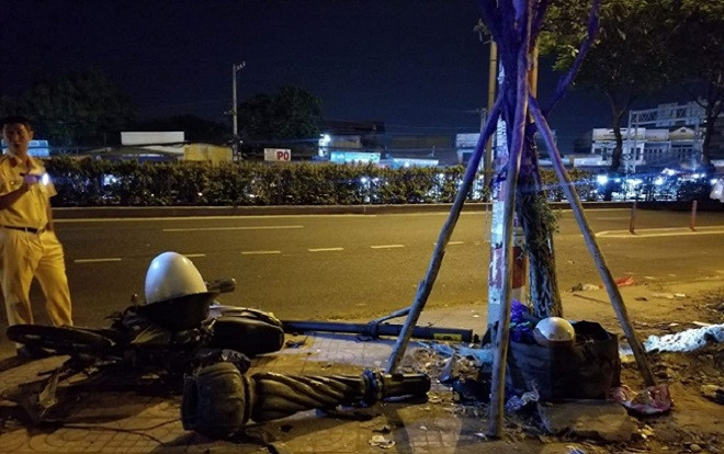 Nam thanh niên tử vong sau cú tông mạnh vào cột đèn chiếu sáng lúc nửa đêm Ảnh 2