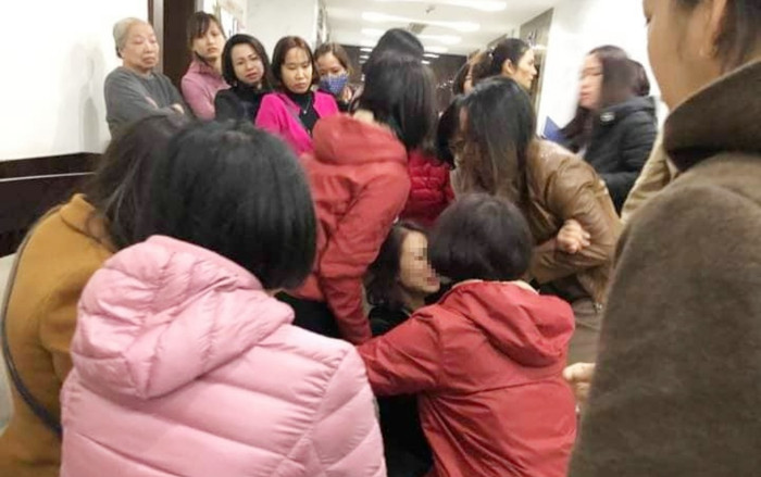 Cha mẹ bé gái 4 tuổi rơi từ tầng 25 chung cư xuống đất tử vong sốc nặng vì mất con: ‘Cho em gặp con, con còn chưa ăn uống gì’ Ảnh 2