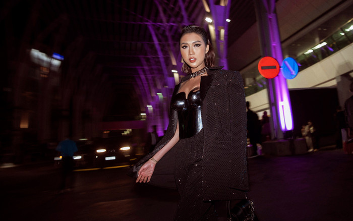 Tường Linh bị đau ê ẩm mình mẩy vì mặc corset kim loại nặng 3kg Ảnh 2