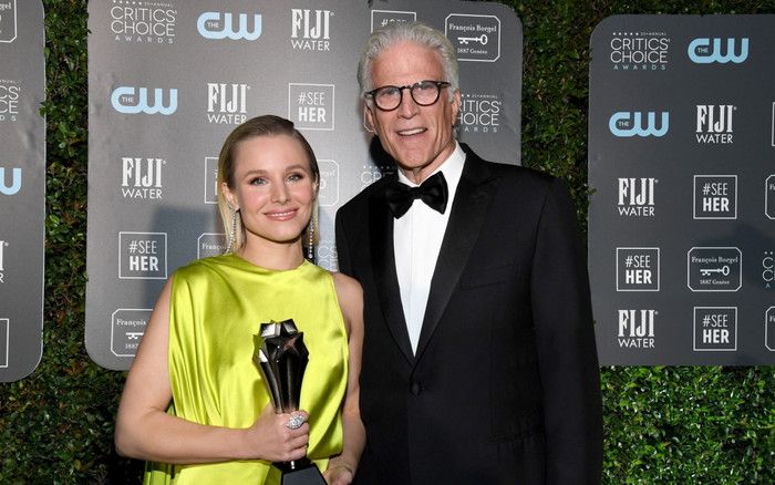 Sao nữ 'Frozen' diện đầm Công Trí khi nhận giải thưởng danh giá trong sự nghiệp Ảnh 2