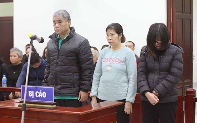 Nữ giáo viên chủ nhiệm bé trai 6 tuổi trường Gateway tử vong trên ô tô đưa đón liên tục cúi đầu, bật khóc tại toà Ảnh 2