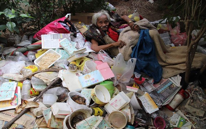 Ông cụ hoang dã sống độc thân trên bãi rác ven rừng suốt 23 năm Ảnh 2