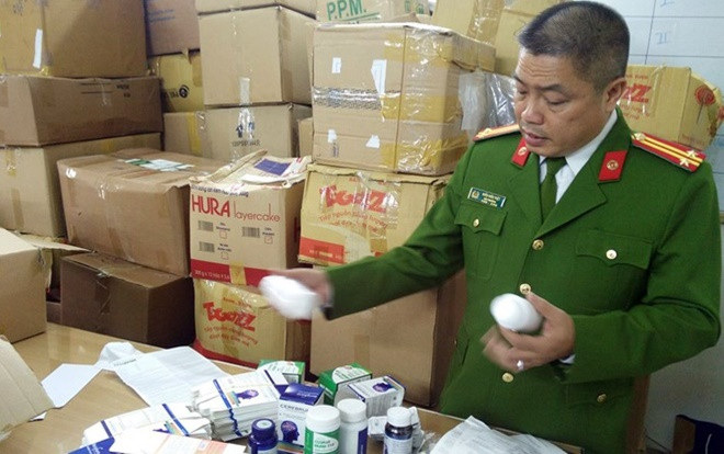 Cô gái giúp bạn trai buôn bán thuốc giả, thu lời bất chính hàng chục triệu đồng Ảnh 2