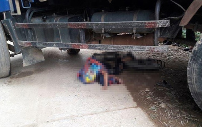 Bất cẩn khi lùi xe, tài xế ô tô tải cán chết học sinh tiểu học Ảnh 2