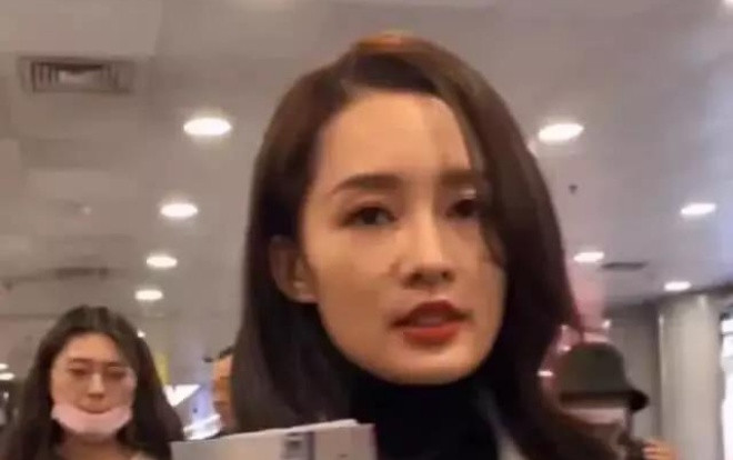 Lý Thấm xuất hiện tại sân bay với khuôn mặt mệt mỏi cùng với vài nốt mụn khiến fan lo lắng Ảnh 2