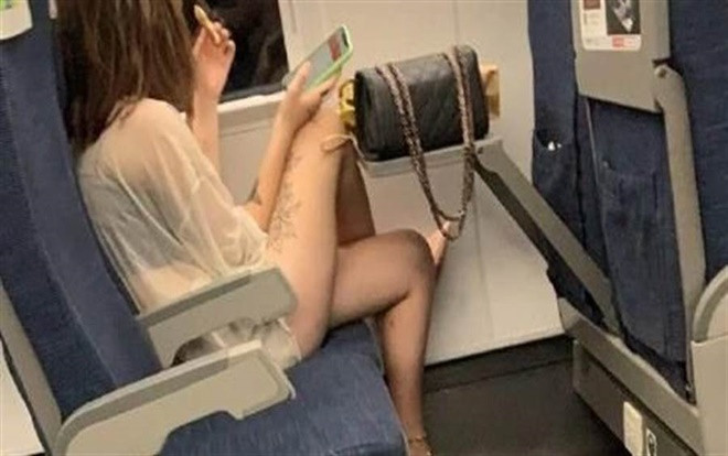 Vô tình ngủ quên trên xe bus, nữ sinh giật mình hoảng hốt vì bị người đàn ông lạ ngồi cạnh hôn môi Ảnh 2