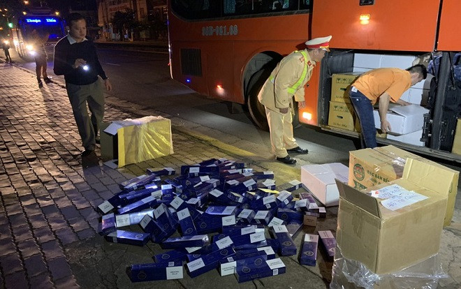 Bất ngờ khi kiểm tra 2 thùng ghi 'đồ thờ cúng' trên ô tô khách Ảnh 2