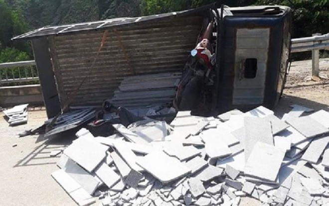 Xe tải đổ dốc mất phanh lật nghiêng, 2 người tử vong thương tâm Ảnh 2