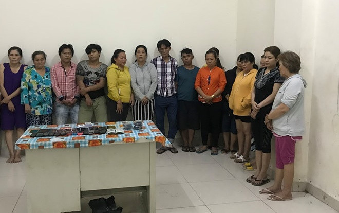 Bắt quả tang ổ cờ bạc đánh bài ăn tiền trên đường Nguyễn Thị Thập, tạm giữ 25 con bạc Ảnh 2