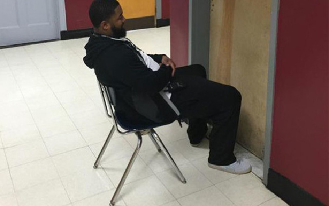 Học trò trốn vào nhà vệ sinh để hút thuốc, hành động bất ngờ sau đó của thầy giáo khiến ai cũng bật cười Ảnh 2