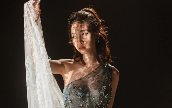 Juky San hát tình ca Đức Trí: Trong trẻo như sương mai nhưng cũng day dứt đến nao lòng Ảnh 2