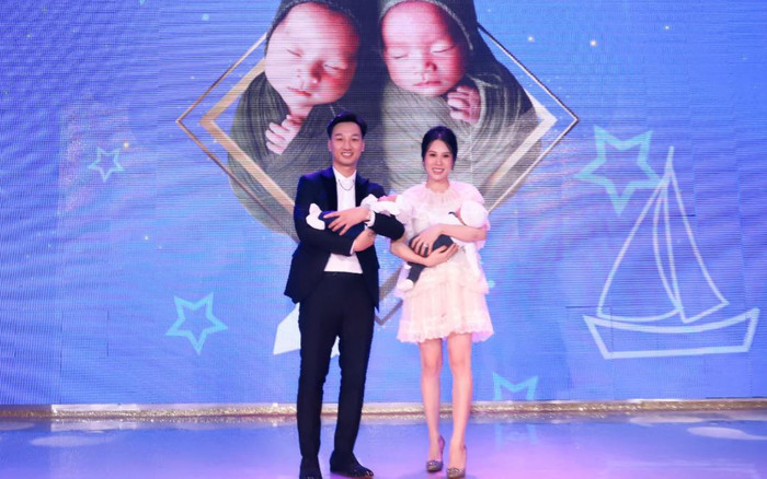 MC Thành Trung tổ chức tiệc mừng đầy tháng cho hai con trai sinh đôi Ảnh 2