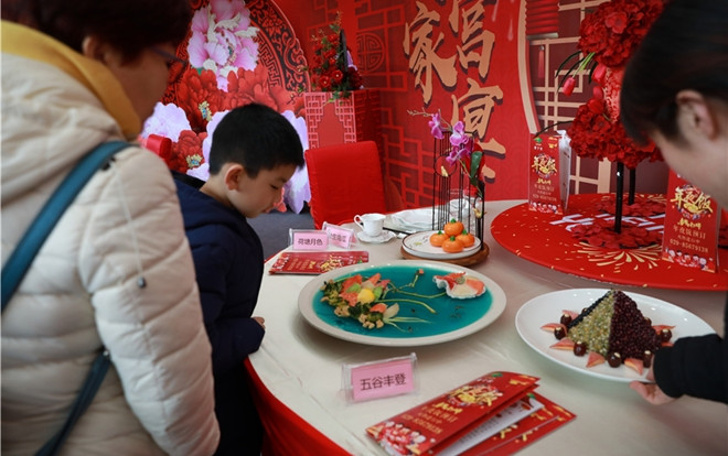 Người Trung Quốc 'chạy đua' đặt bàn tiệc tất niên, nhà hàng 'cháy chỗ' Ảnh 2