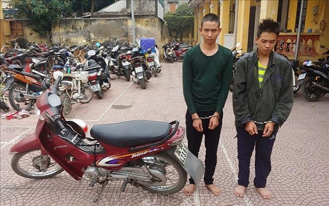 Hai anh em ruột vờ thuê xe ôm chở vào nghĩa trang rồi đánh tài xế bất tỉnh cướp tài sản Ảnh 2