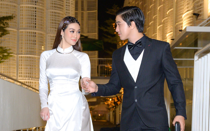Khánh My nền nã với áo dài trắng, lần đầu sánh bước 'tình tứ' cùng Tiến Vũ, biểu cảm 'ngọt lịm tim' Ảnh 2