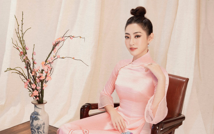 Khoe sắc với loạt áo dài Tết, Hoa hậu Lương Thùy Linh thanh tao đến lạ vì điểm thú vị này Ảnh 2