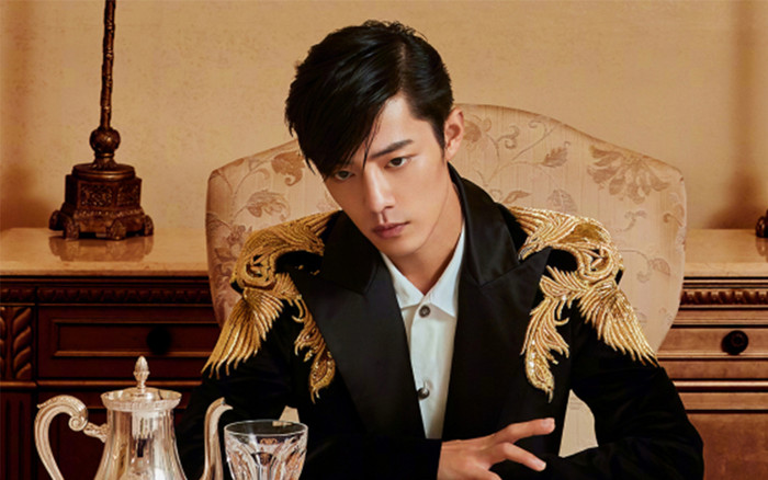 Lên trang bìa vừa điển trai lại lạnh lùng nhưng Tiêu Chiến lại hứng lời chê bai từ nhà văn 'cà khịa' Ảnh 2