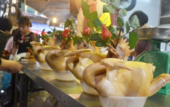 Người Hà Nội chen chân mua gà luộc xôi gấc giá nửa triệu cúng ông Công ông Táo Ảnh 2