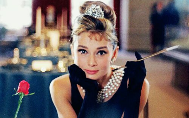 6 khoảnh khắc thời trang vượt thời gian của huyền thoại Audrey Hepburn Ảnh 2