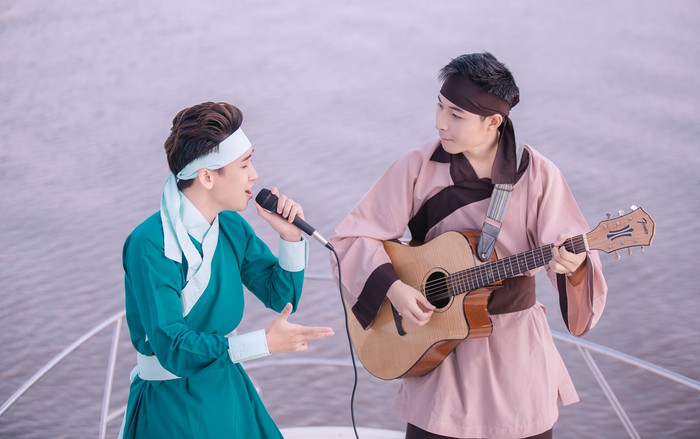 Bị chê khả năng hát live, Huy Cung ra tận… sông Sài Gòn để 'đáp trả' bằng cách này Ảnh 2