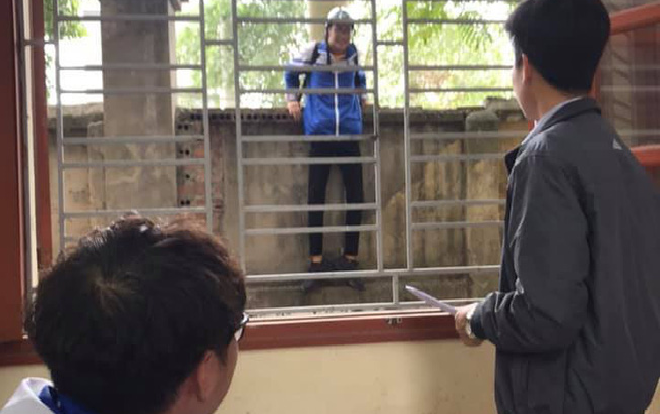 Tưởng trèo tường sẽ thoát được tội đi học trễ nhưng thực tế lại khiến cậu bạn ‘khóc thét’ Ảnh 2