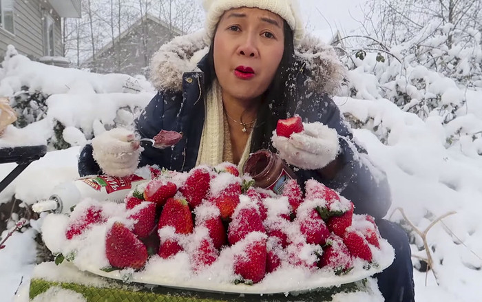 YouTuber Vinh Nguyễn Thị tiếp tục gây bão với vlog mới: Ăn dâu tây cùng kem tươi mắm ruốc trong bão tuyết Ảnh 2