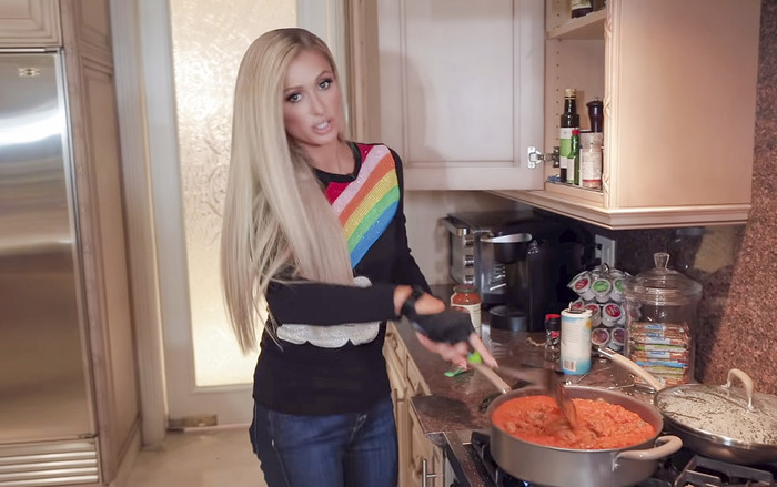 Paris Hilton tập tành làm vlogger ẩm thực, cư dân mạng chỉ phán một câu: 'Mong chị đừng ra video nào nữa' Ảnh 2