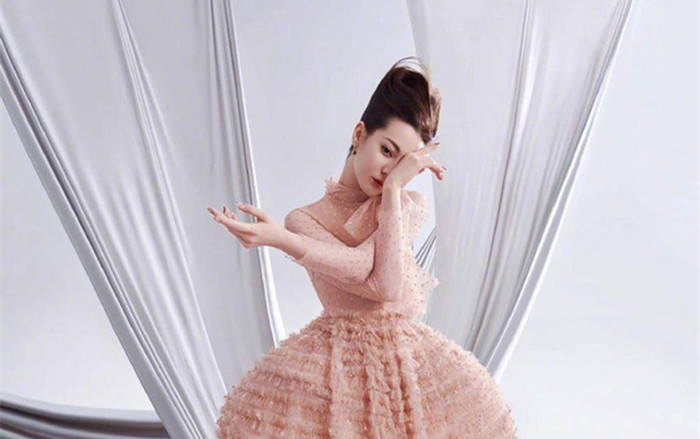 Mỹ nhân Tân Cương gây tranh cãi khi lên bìa tạp chí đình đám Ảnh 2