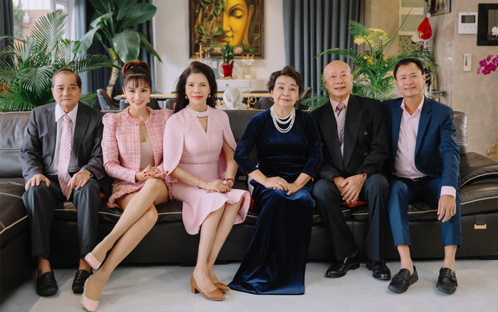 Siêu mẫu Vũ Thu Phương: 'Ba mẹ chồng coi bố mẹ tôi như em ruột nên quan tâm nhau lắm' Ảnh 2